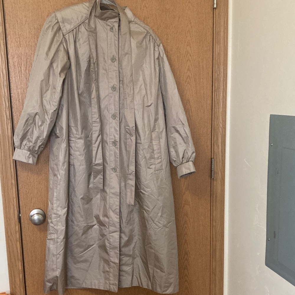 Elegant Women's Tan Trench Coat